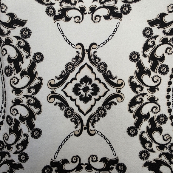 White House | Black Market Pleated Skirt – Size 4 – White; Black/Cream Pattern - Picture 3 of 6